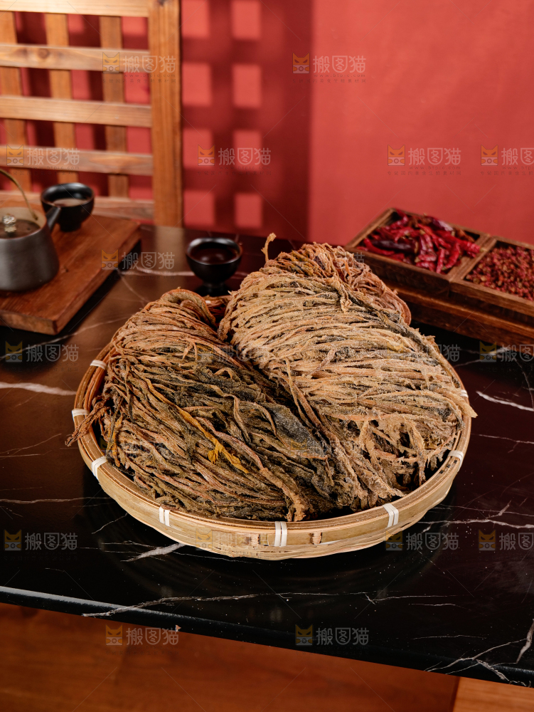 深底上的盐渍梅干菜