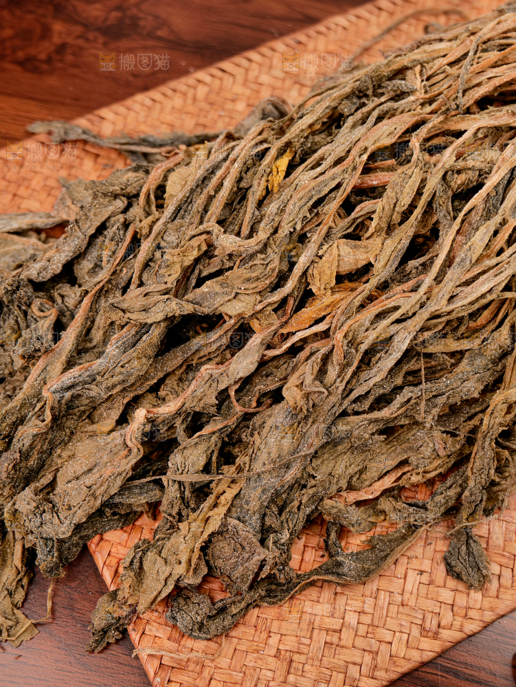 深底上的盐渍梅干菜