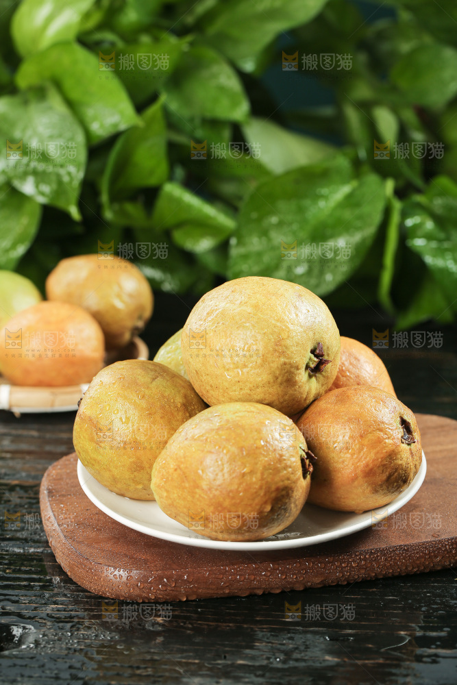 木底上的红心芭乐