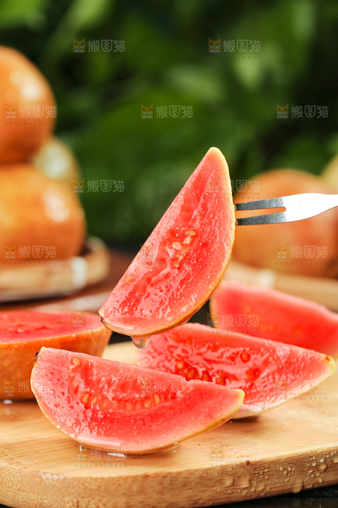木底上的红心芭乐