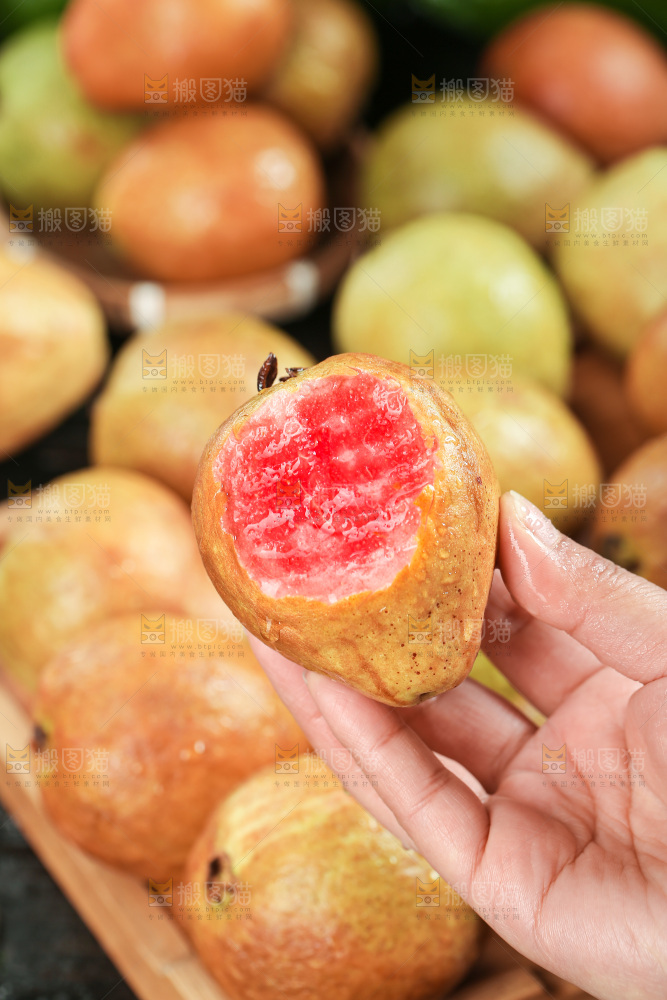 木底上的红心芭乐