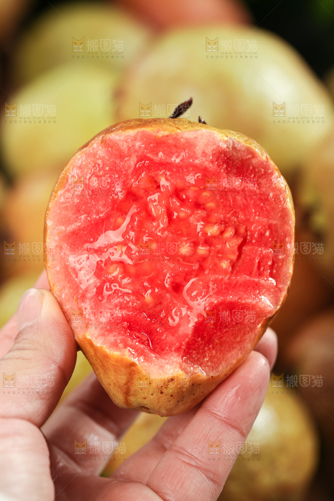 木底上的红心芭乐