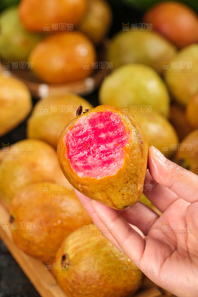 木底上的红心芭乐
