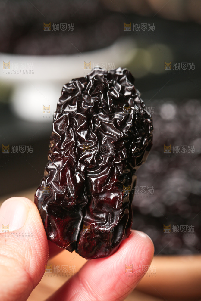 木底上的黑晶枣