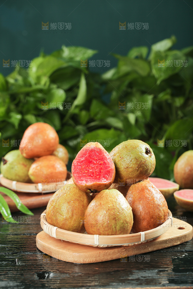 木底上的红心芭乐