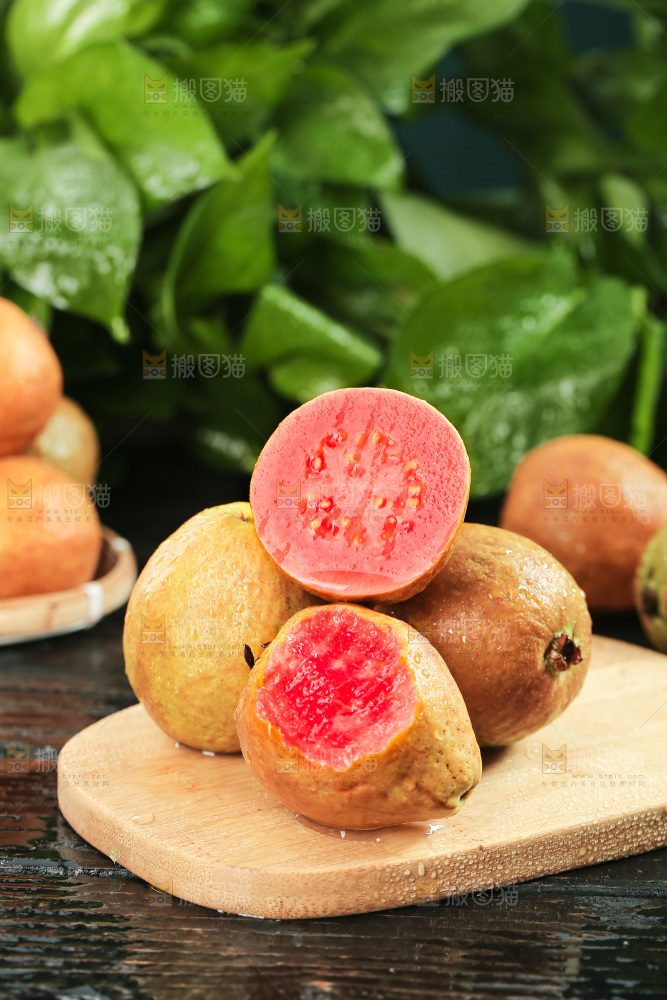 木底上的红心芭乐