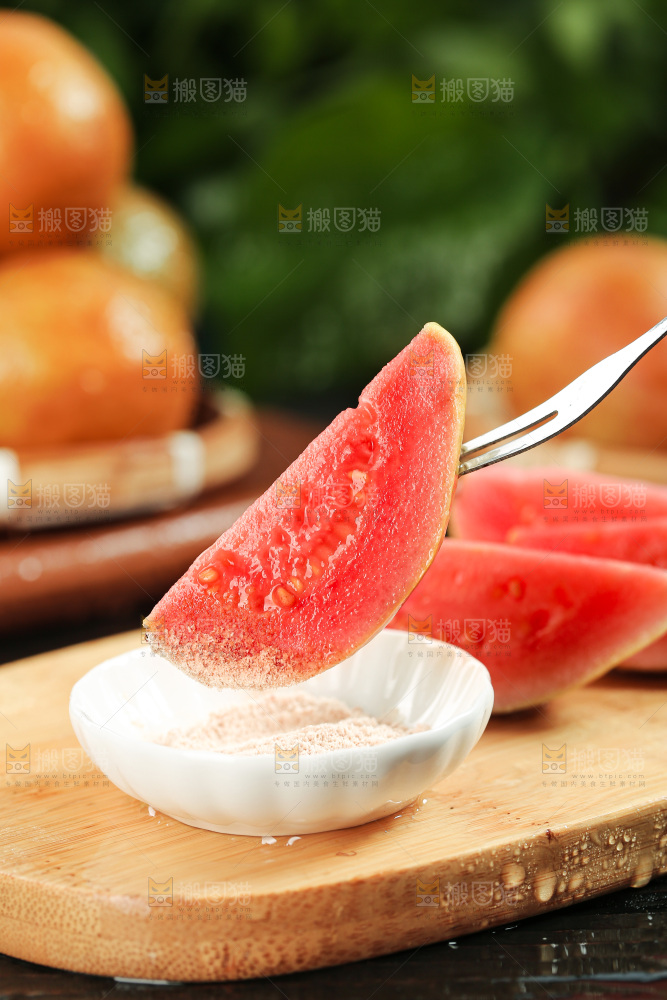 木底上的红心芭乐