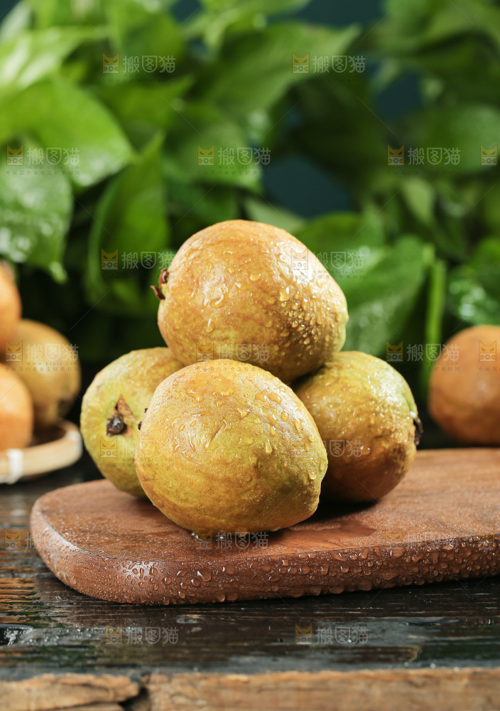 木底上的红心芭乐