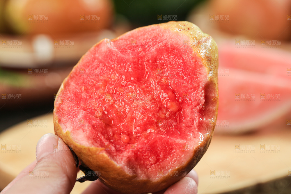 木底上的红心芭乐