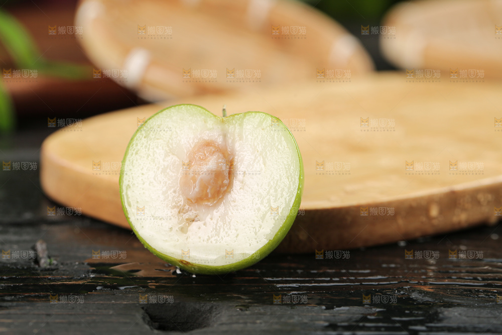 深底上的牛奶枣