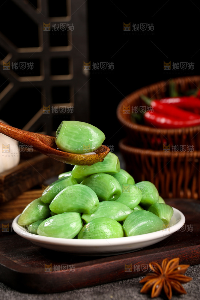 深底上的腊八蒜