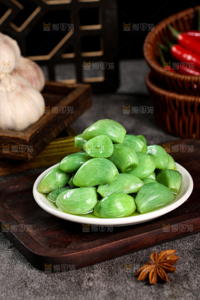 深底上的腊八蒜