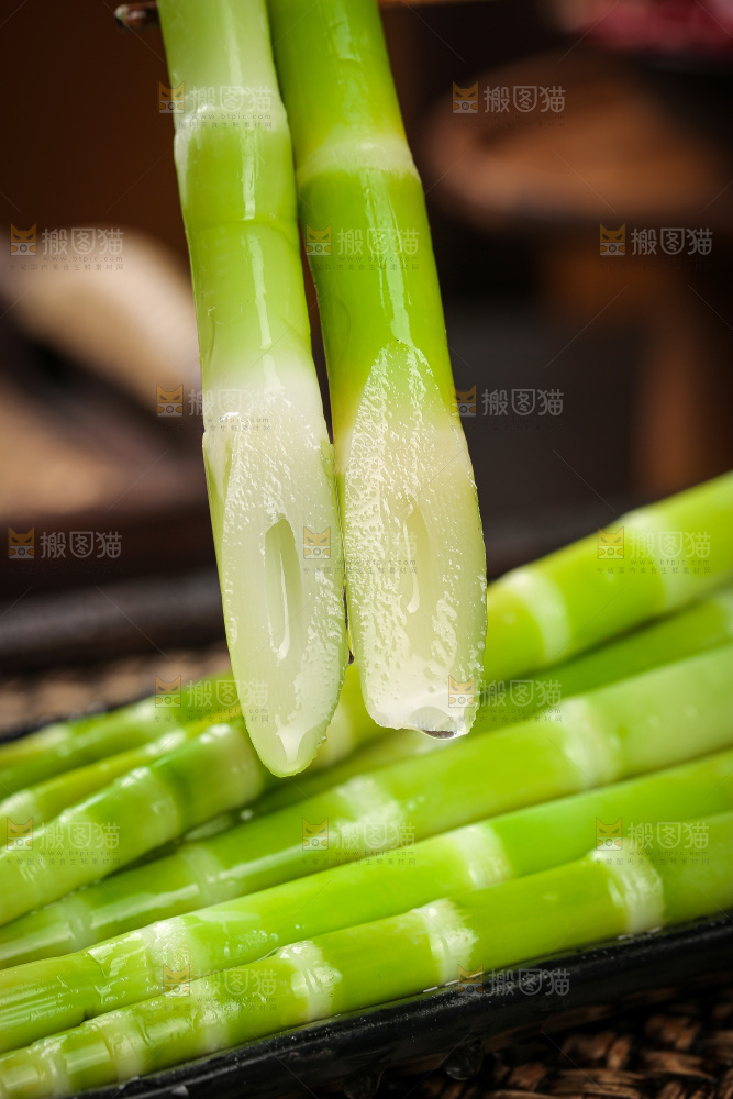 深底上的翡翠笋