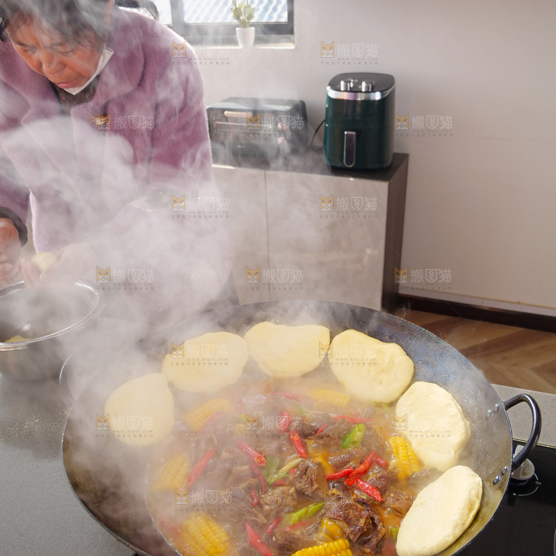 深底上的铁锅炖大鹅