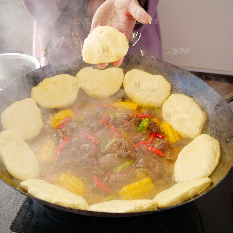 深底上的铁锅炖大鹅