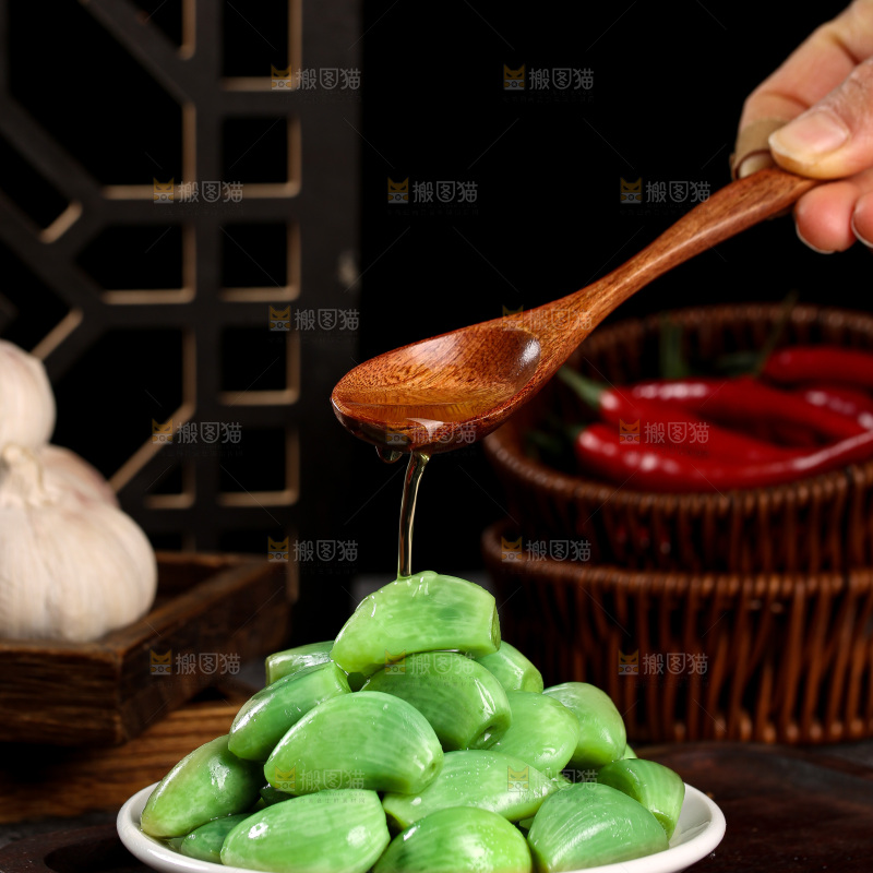 深底上的腊八蒜