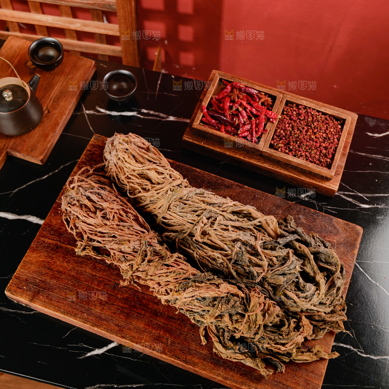 深底上的盐渍梅干菜