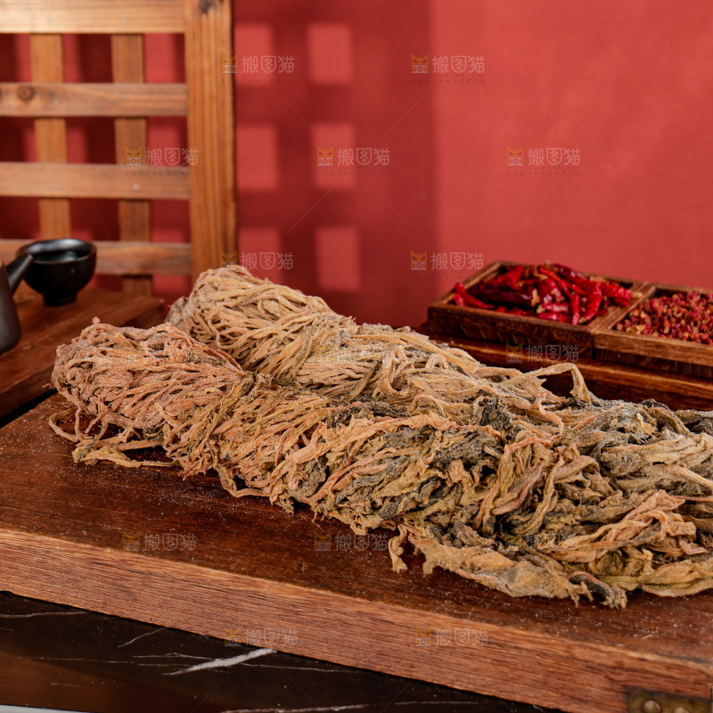 深底上的盐渍梅干菜