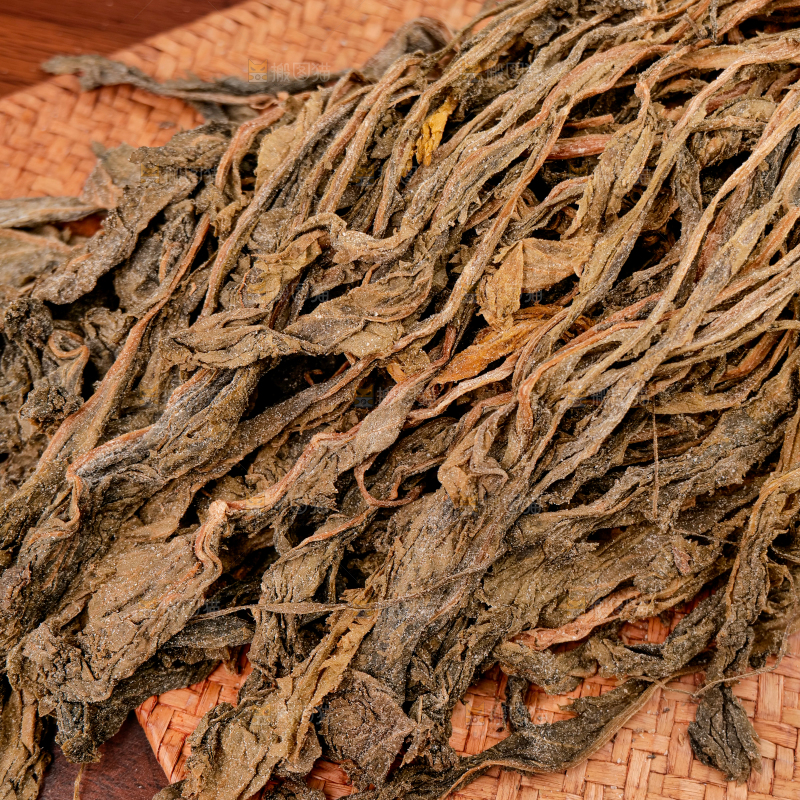 深底上的盐渍梅干菜