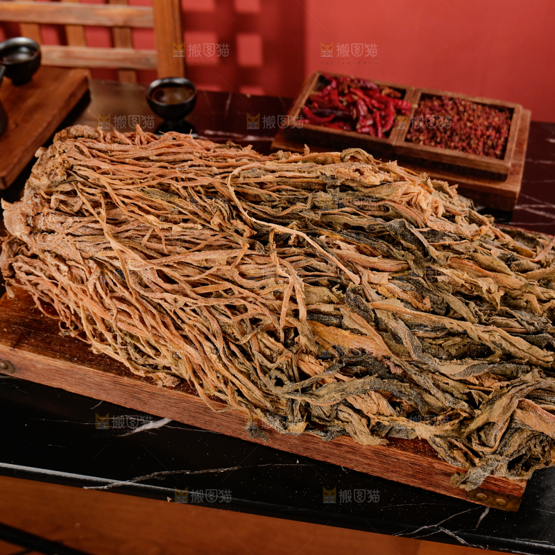 深底上的盐渍梅干菜