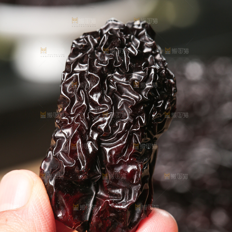 木底上的黑晶枣