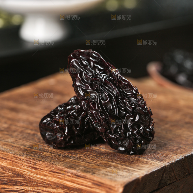 木底上的黑晶枣