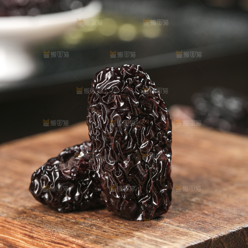 木底上的黑晶枣