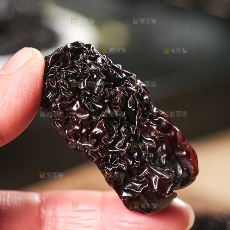 木底上的黑晶枣
