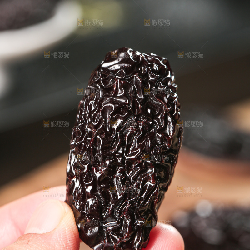 木底上的黑晶枣