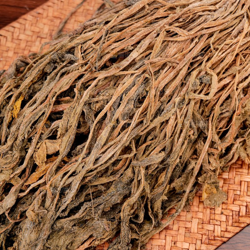 深底上的盐渍梅干菜