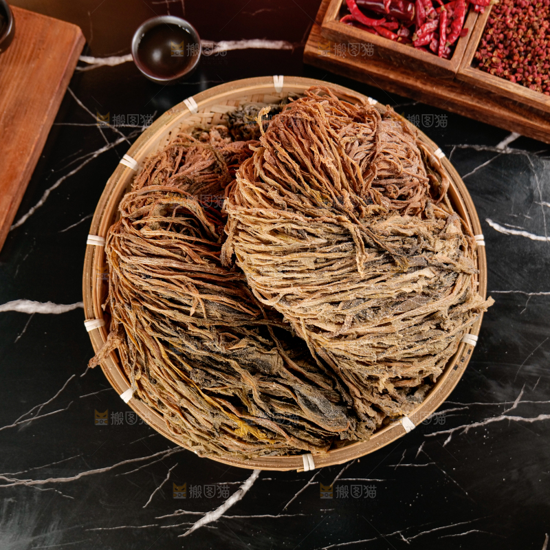 深底上的盐渍梅干菜