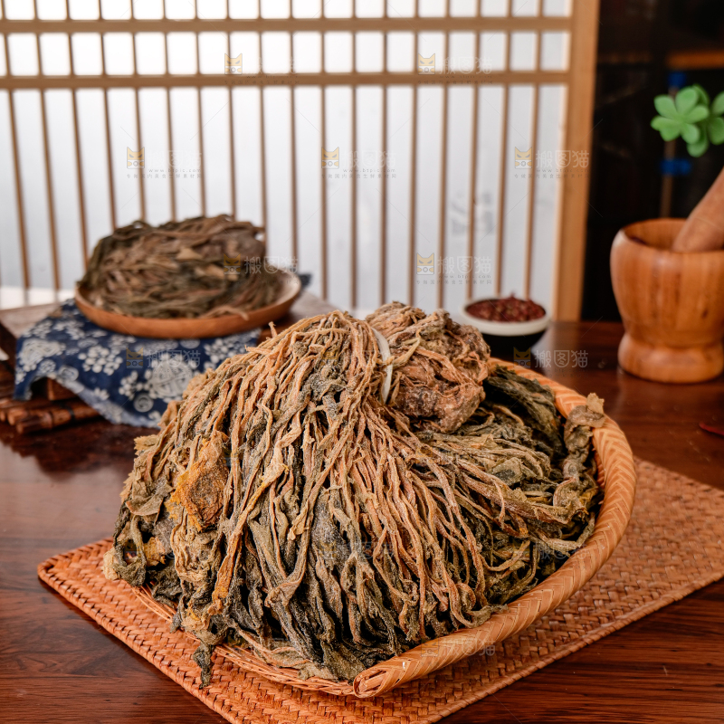 深底上的盐渍梅干菜