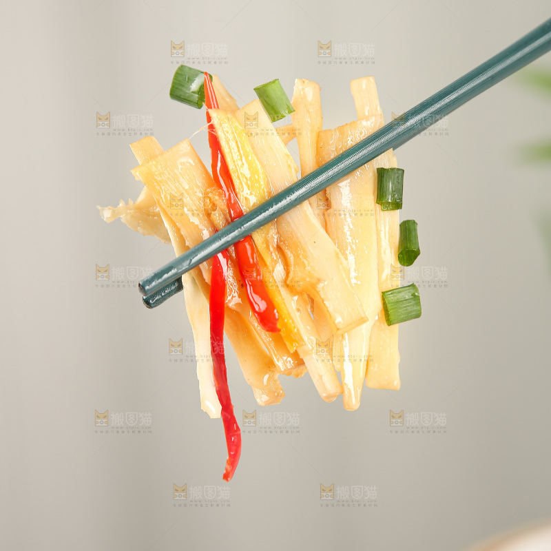 浅底上的盐渍笋菜品