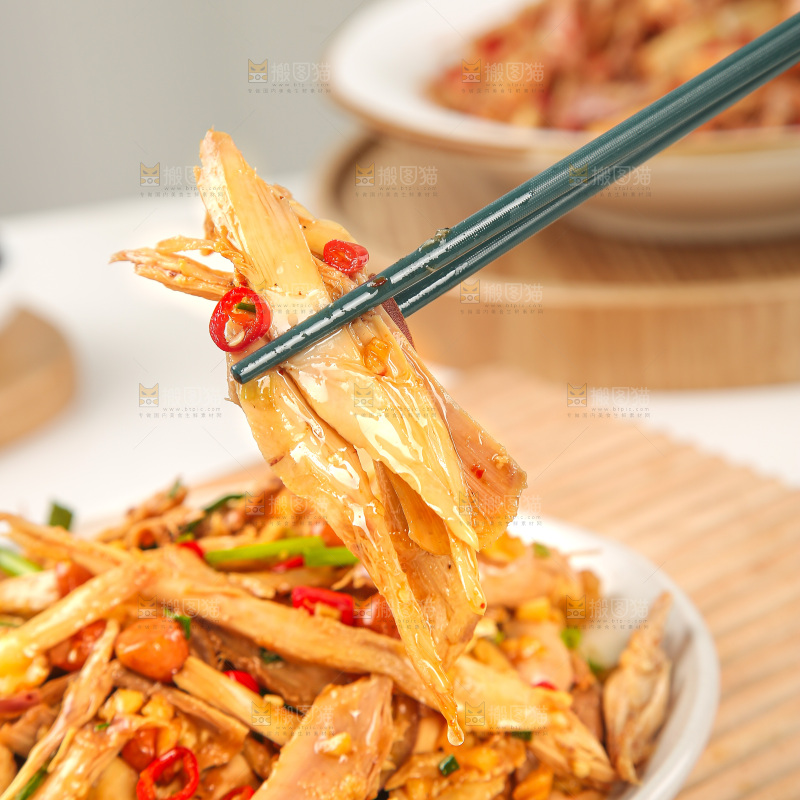 浅底上的盐渍笋菜品