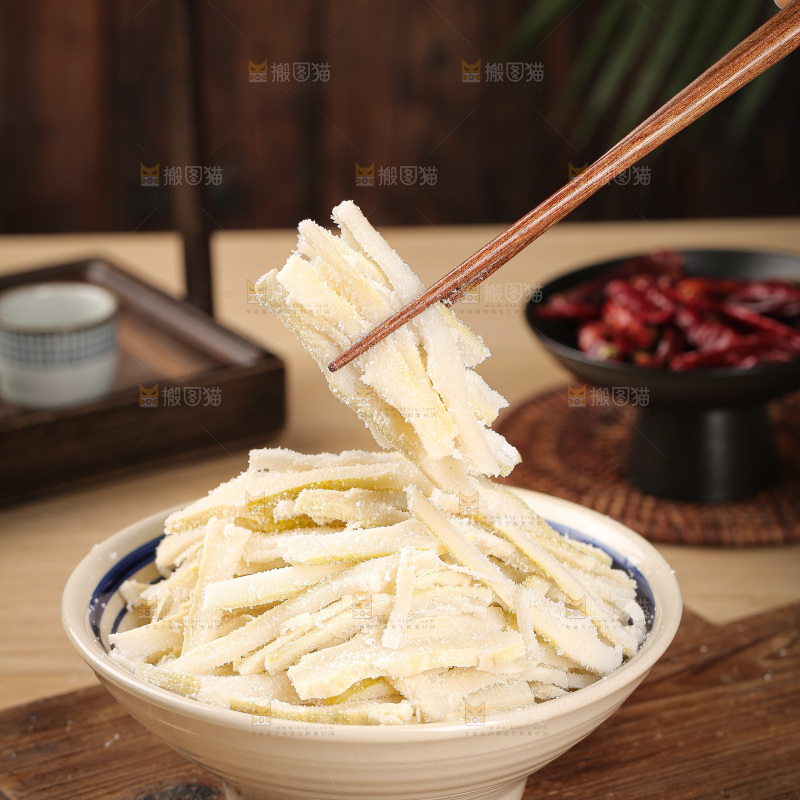深底上的盐渍笋