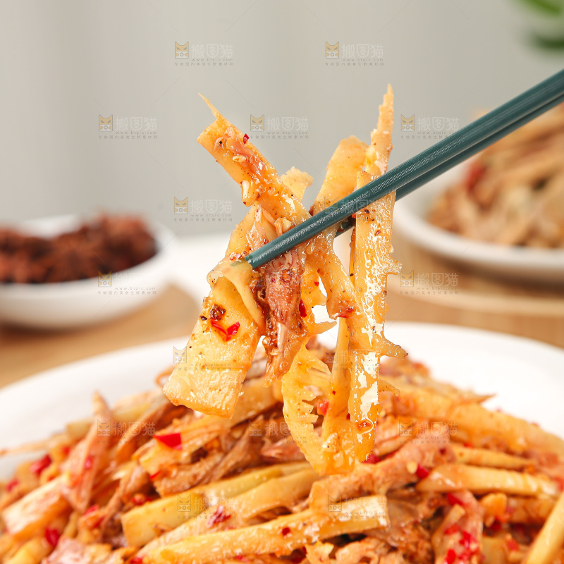 浅底上的盐渍笋菜品