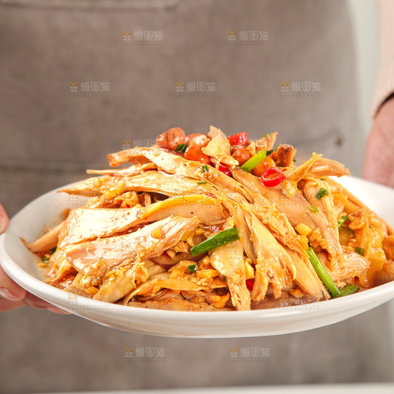浅底上的盐渍笋菜品