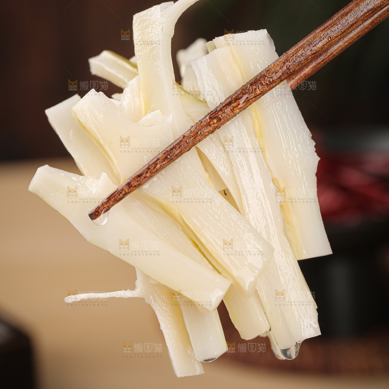 深底上的盐渍笋