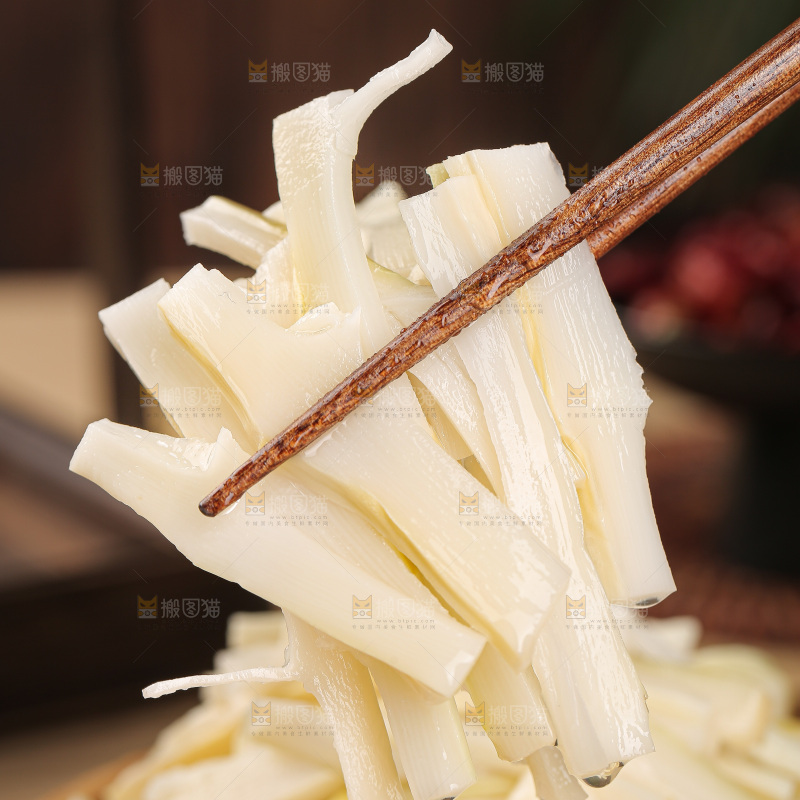深底上的盐渍笋