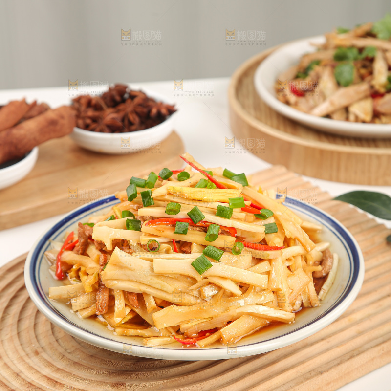 浅底上的盐渍笋菜品