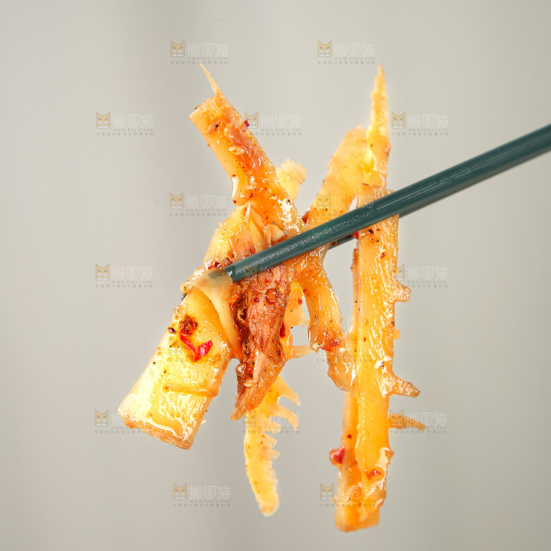 浅底上的盐渍笋菜品
