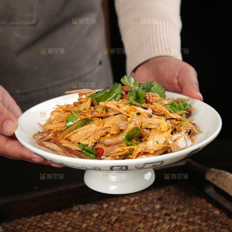 深底上的盐渍笋菜品
