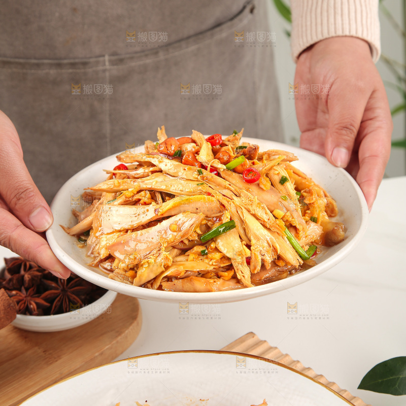 浅底上的盐渍笋菜品