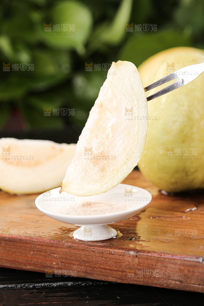 浅底上的奶油芭乐
