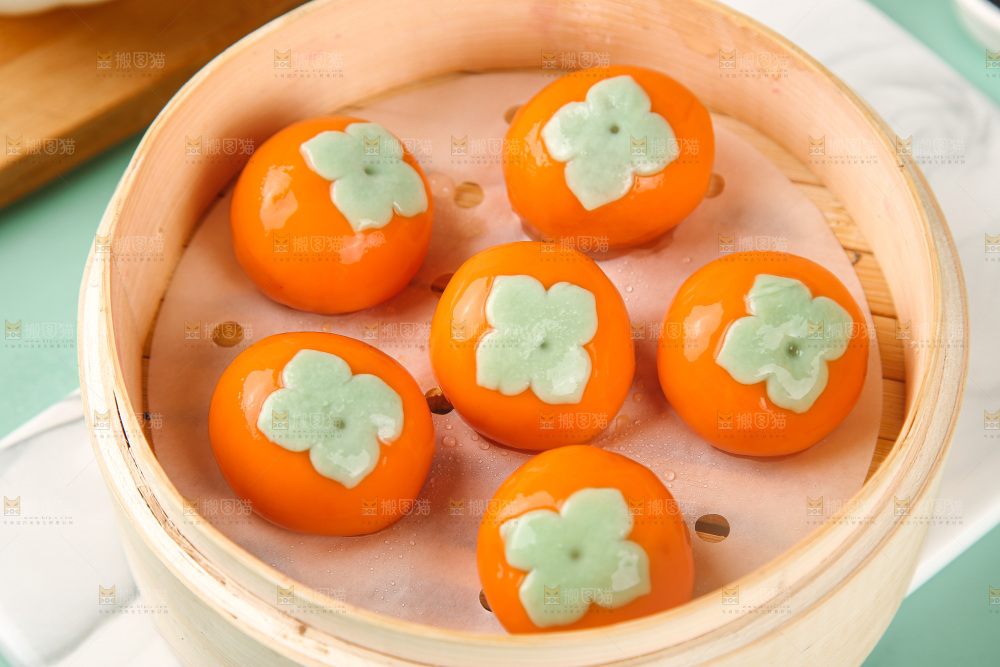 浅底上的柿子汤圆