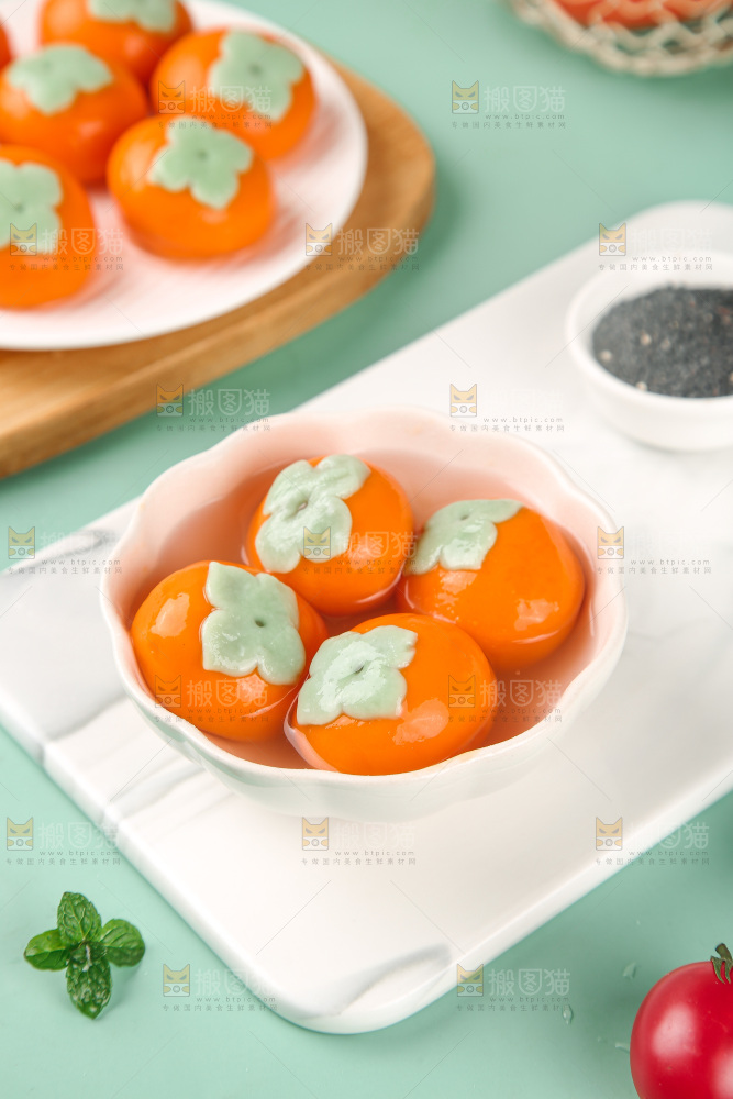浅底上的柿子汤圆