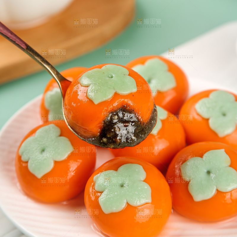 浅底上的柿子汤圆