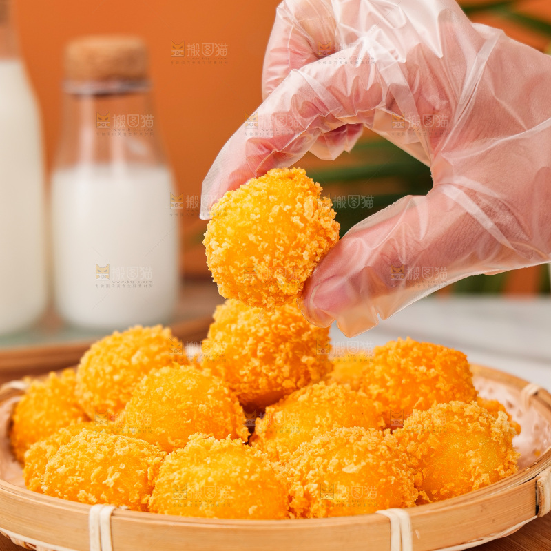 浅底上的炸汤圆