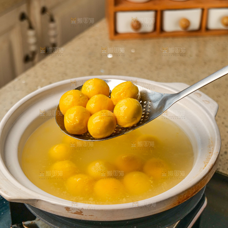 锅里的炸汤圆