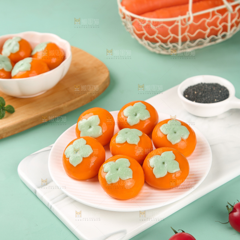 浅底上的柿子汤圆